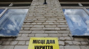 Львів’яни скаржаться на те, що вчителі не дають батькам забрати школярів під час тривоги: чи законно це