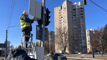 На ще низці світлофорів Львова встановили блоки безперебійного живлення
