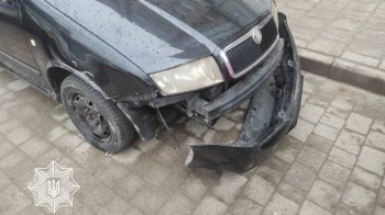 Авто з пошкодженим переднім бампером