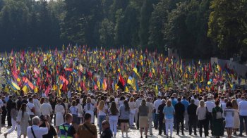 Сотні львів'ян прийшли на Марсове поле вшанувати полеглих бійців (фото)