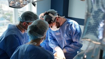 Нирку віддала мама: у Львові медики успішно пересадили орган 16-річній дівчині