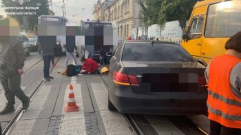 ДТП на Личаківській: авто збило жінку з двома дітьми