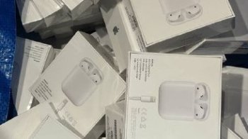 Суд виніс вирок пʼятьом продавцям фейкових AirPods в центрі Львова