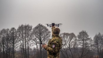 Боєць 77 десантно-штурмової бригади з дроном DJI Mavic 3, фото «Мілітарного»