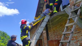 На Стрийщині під чоловіком провалилось перекриття на даху: його врятували надзвичайники