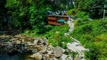 Суд зобов`язав підприємця знести магазин біля водоспаду "Кам'янка" на Львівщині