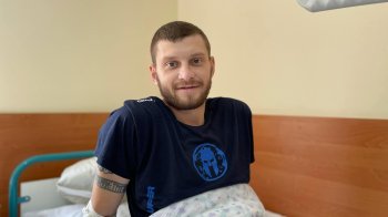 Щоб врятуватись, повзли замінованим полем: львівські лікарі рятують роздроблену ногу захисника