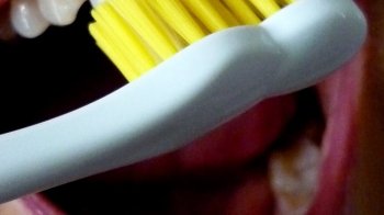 Виховна година від російської матері: у РФ жінка змусила чистити зуби водою з унітазу свою доньку