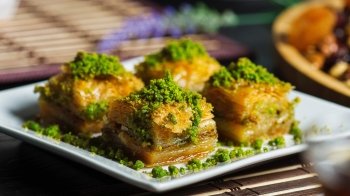 Східні солодощі: класична хрустка пахлава з тіста філо