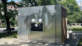 У Львові закрили справу проти чоловіка, якого звинуватили у хуліганстві через туалет на проспекті Свободи