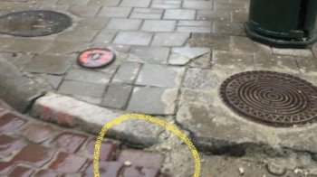 У центрі Львова утворюється «провалля» під бруківкою (фото)