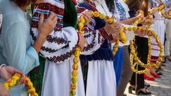 На Яворівщині сплели 37-метрове дерев’яне намисто