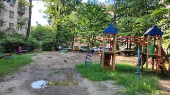 Труби та обрізане гілля, яке лежить пів року: львів’янка просить навести лад на дитячому майданчику