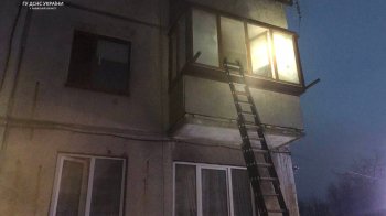 У Жовкві з охопленої вогнем квартири пожежники врятували чоловіка з 5-місячною дитиною