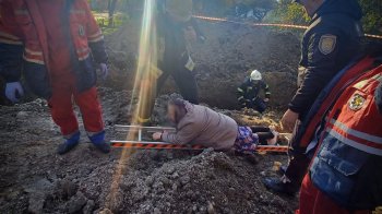 У Львові 81-річну жінку з двометрової траншеї діставали рятувальники