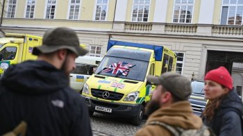 У Львові британські волонтери передали ще 11 автомобілів для військових