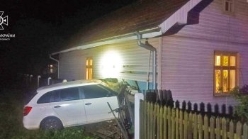 На Львівщині водій легковика влетів в житловий будинок, двоє травмованих (фото)