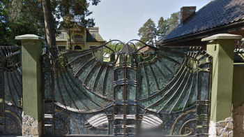 Дружина затриманого львівського митника переписала на батька дім у Брюховичах