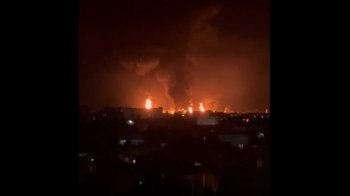 Палаючий нафтовий термінал