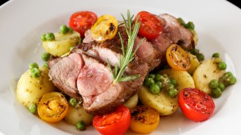 Соковите м’ясо з картоплею та помідорами на сковороді: простий рецепт ресторанної страви