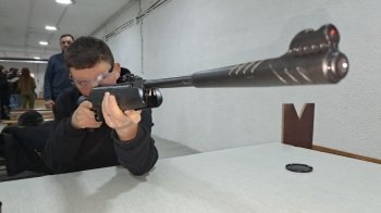 Львівських школярів навчають стрільби у лазерному тирі (фото)