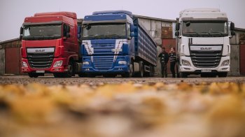 Вантажівки стоять на дорозі