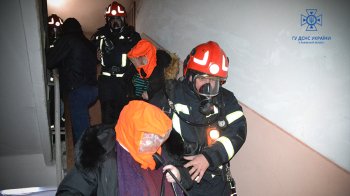 Львівські вогнеборці врятували мешканців багатоповерхівки під час нічної пожежі