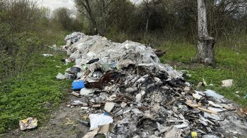 Дорога тепер непроїзна: львів'яни скаржаться на купи будівельного сміття