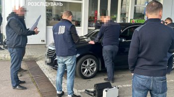 На Львівщині на хабарі затримано двох митників: вимагали гроші навіть у волонтерів