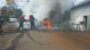 Була повністю охоплена вогнем: рятувальники ліквідували пожежу машини
