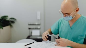 Оновлення у Helsi: для лікарів-спеціалістів не потрібні скерування, а аптеки приймають електронні та паперові рецепти