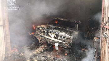 Під Львовом в гаражі згорів автомобіль, трактор та будівлі поруч вдалось врятувати (фото)