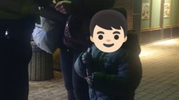 Маленький хлопчик ввечері блукав наодинці: патрульні допомогли повернути матері загубленого сина