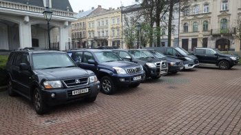 Іноземні волонтери привезли на Львівщину ще 26 автомобілів на потреби військових