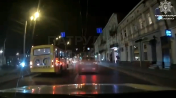 П’яний водій Tesla у Львові обігнав поліцію по смузі громадського транспорту