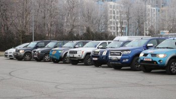Литовські волонтери через Львівщину передали військовим ще 33 позашляховики