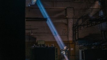 Фото дня: український воїн у проміннях світла на обложеній "Азовсталі" Фото дня: український воїн у проміннях світла на обложеній "Азовсталі"