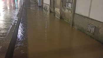 «Львівська Венеція»: на Личаківській через забитий дощоприймач утворюється вуличне озеро (фото)