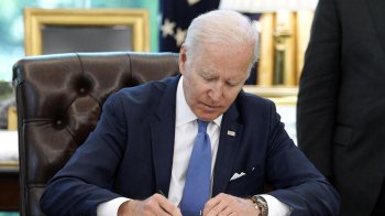 Байден екстрено підписав закон про 40 млрд допомоги Україні