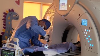 Львівські лікарі випалили 9-річній дівчинці пухлину на нозі