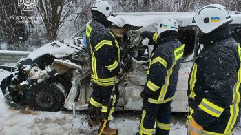ДТП на Львівщині: рятувальники дістали з автівки тіло загиблого