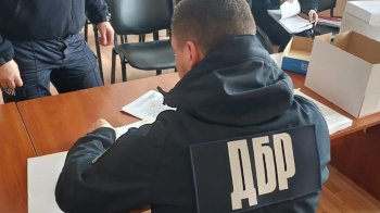 За «неналежну» поведінку катували затриманого: шістьом поліцейським з Хмельниччини оголосили підозру
