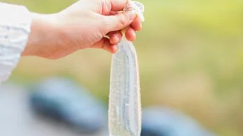 На Львівщині жінка передавала ув’язненому онукові алкоголь в презервативах