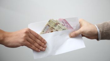 Мешканець Стрия платив хабарі директорці за перемоги у тендерах