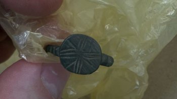 Львівські митники завадили вивезенню за кордон стародавніх перснів