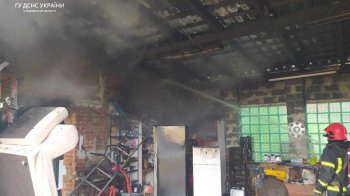 Під Львовом горів гараж із газоблоків (фото)