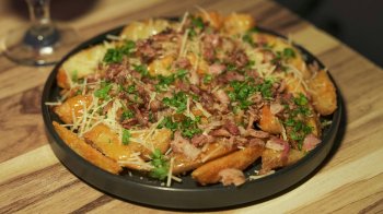 Золотиста картопля зі шкварками та сиром: рецепт, який варто зберегти