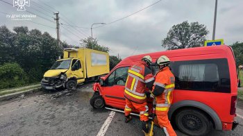 На Львівщині сталася ДТП: водійку від удару затисло за кермом