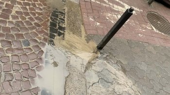 Струменіє між бруківкою: у Львові скаржаться на витік води