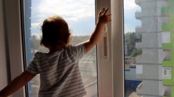 Дитина біля вікна, фото умовне